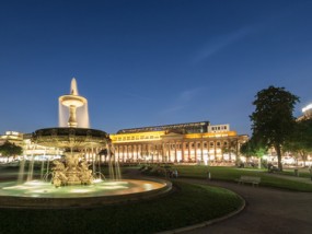 Stuttgarter Schlossplatz mit Brunnen bei Sonnenuntergang